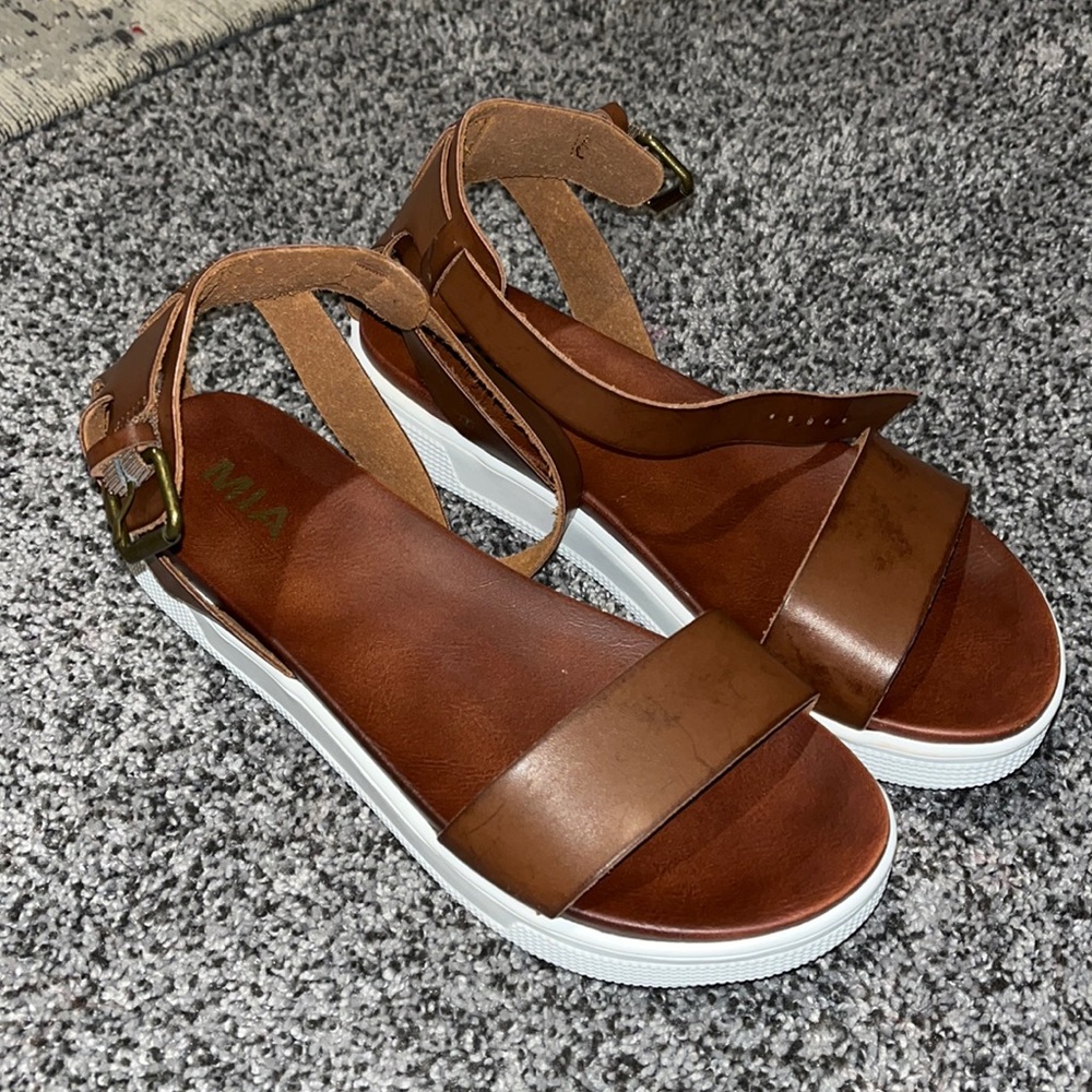 Mia sandals